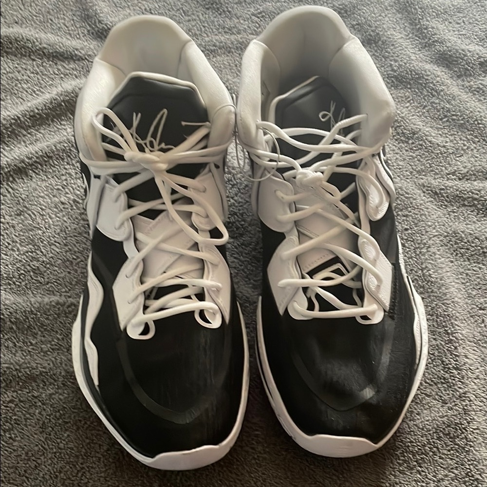 Men's Black and White kyrie Irving Athletic Shoes